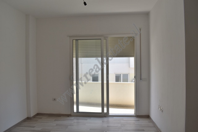 Apartament 1+1 per shitje prane zones se Freskut ne Tirane.
Apartamenti pozicionohet ne katin e dyt